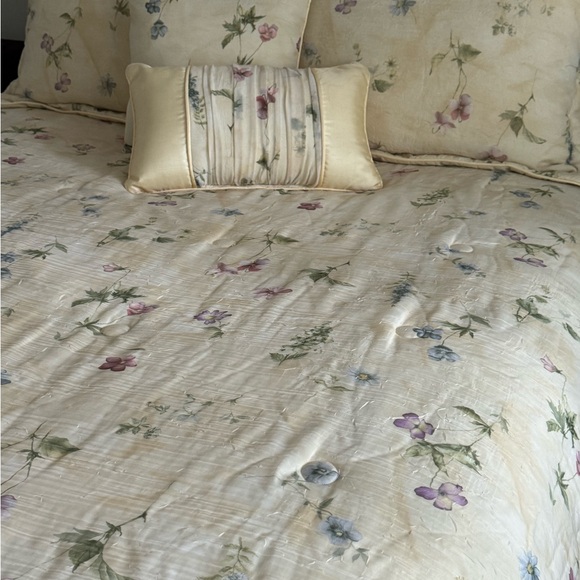 Croscill queen size bedding set - Picture 3 of 4